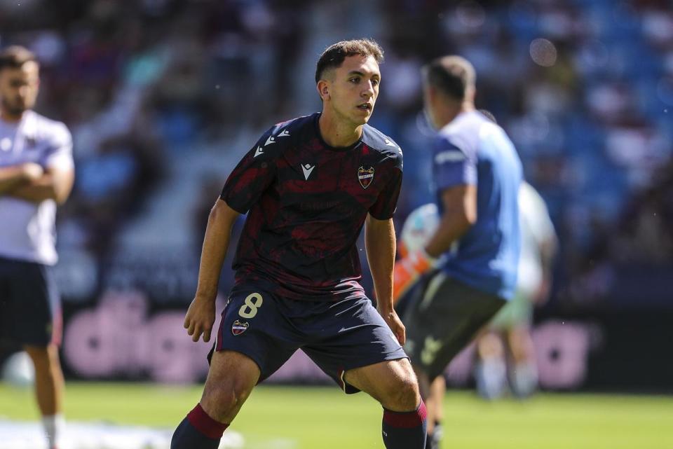 qzYpW, 在禁区右侧