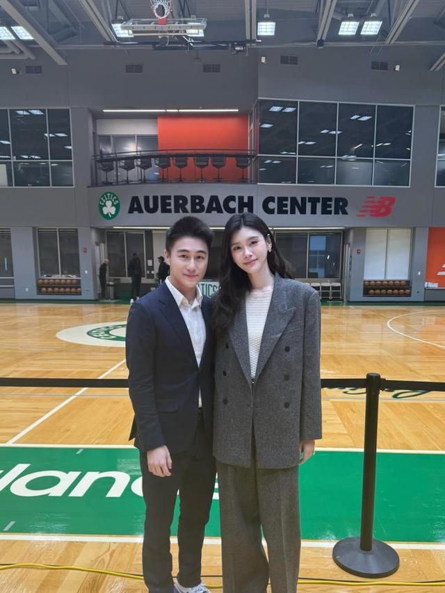 在参观球馆 在参观球馆