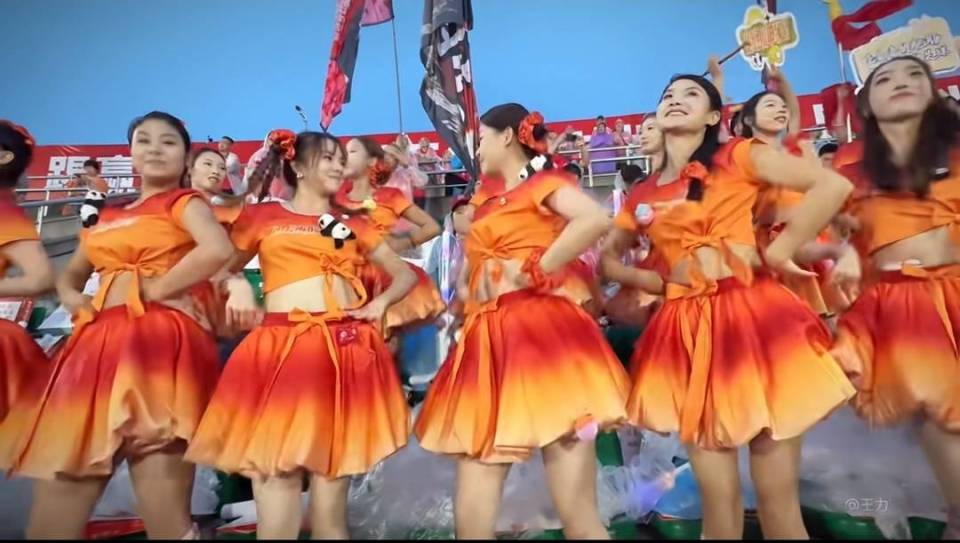 的舞蹈引领, 三台人 的舞蹈引领, 三台人